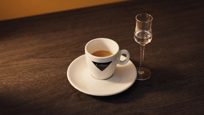 Caffè corretto: Espresso in der Cellini-Tasse, daneben ein Glas Grappa