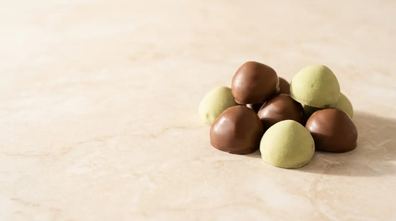 Tutto Cioccolato Cuneesi in Milchschokolade und Pistazie auf hellem Marmor