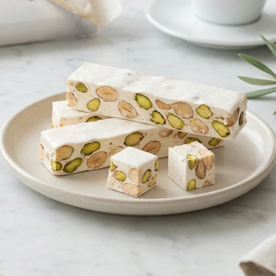 Auswahl weißer Torrone mit Mandeln und Pistazien