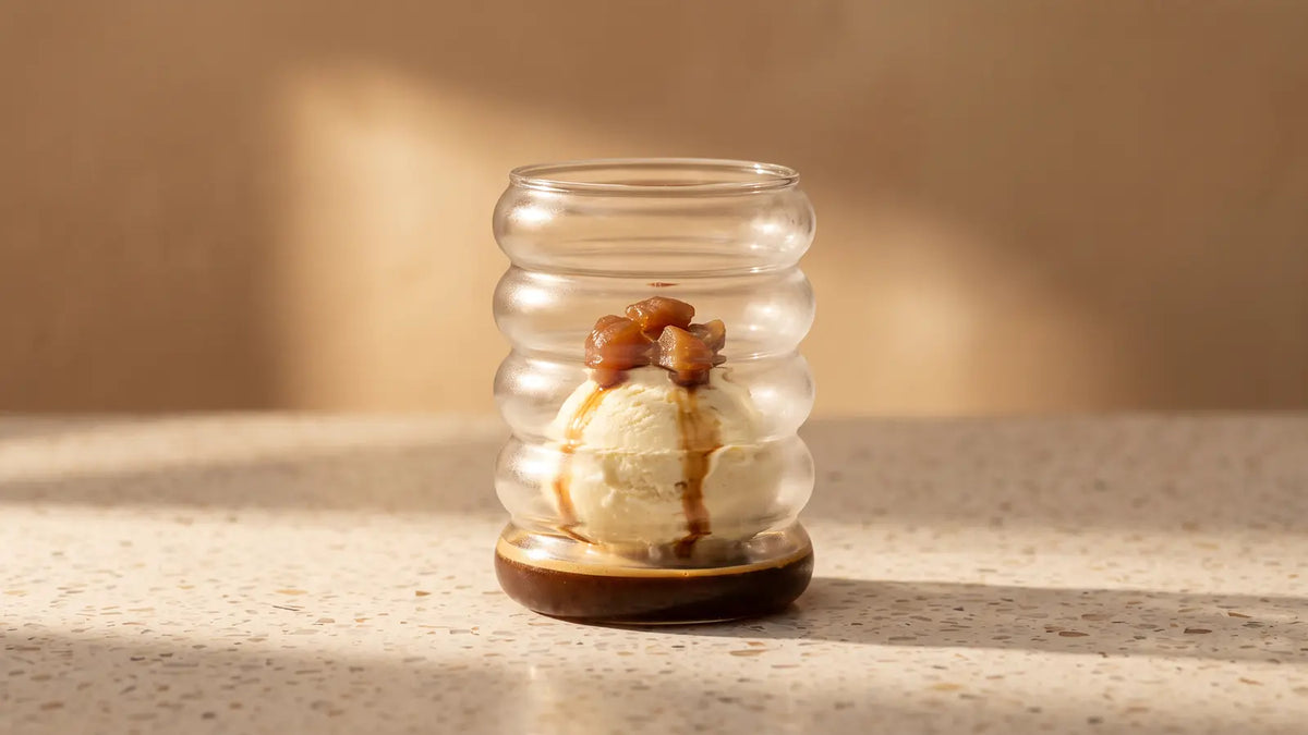 Affogato mit Vanilleeis, Espresso und gehackten Marrons glacés im Glas
