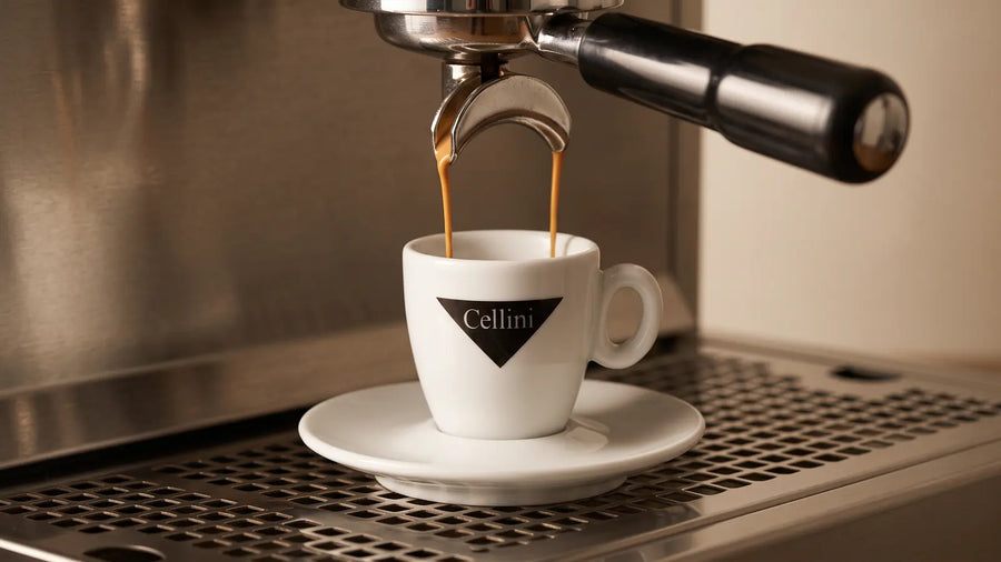 Espresso läuft aus dem Siebträger in die Cellini-Tasse auf dem Abtropfgitter