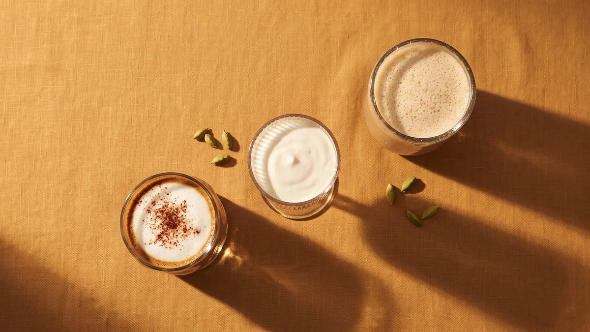 Marocchino, Bicerin und Dirty Chai Latte von oben auf ockerfarbenem Leinen