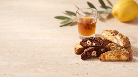 Deseo Cantuccini aus der Toskana – Mandel, Haselnuss-Schokolade und Orange mit einem Glas Vin Santo