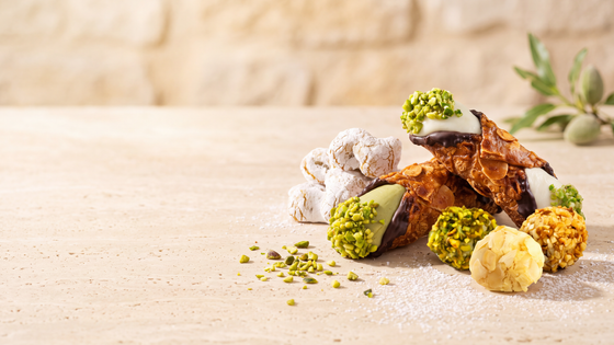 Etna Dolce – sizilianische Cannulicchi mit Pistazie, Mandel-Pasticcini und Puderzucker-Mandelgebäck auf hellem Steintisch