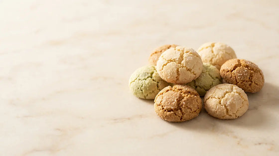 Amaretti Eugenia weiche rissige Mandelamaretti in verschiedenen Sorten auf hellem Marmor