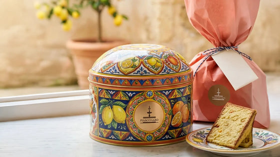 Dolce & Gabbana Panettone von Fiasconaro in handdekorierter Blechdose mit sizilianischen Zitronen-Motiven, daneben Panettone und ein Anschnitt