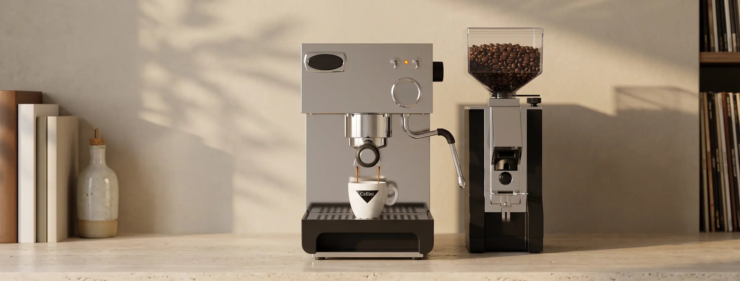 Espresso läuft aus dem Siebträger in eine Cellini-Espressotasse
